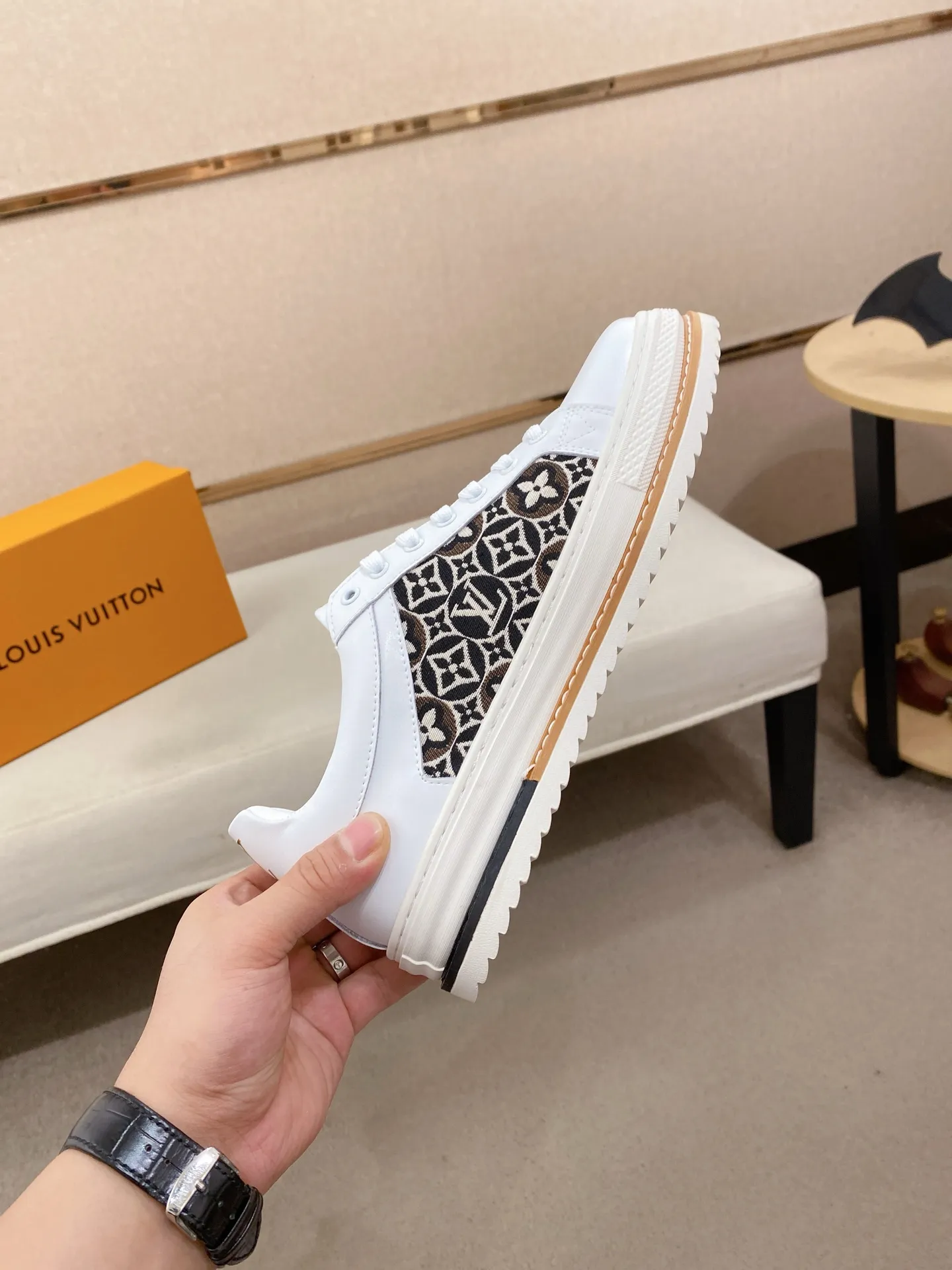 Men's clothing and shoes 400💰Louis Vuitton (Louis Vuitton/LV) top 🔍🔍 new models are on sale at the same time, the upper 🇮🇹 imported first-layer cowhide from Italy, fully imported sheepskin lining 💪💪, completely 1⃣️ to 1 ⃣️Re-engraved🇮🇹💪💪, ⚠Sole: The original sole is specially provided by the original factory, the exclusive movable molded sole is super comfortable, ⚠The original factory follows the order, 🔍🔍high quality, you can enter and exit the counter at will, welcome to compare⚠. Code number:38-44